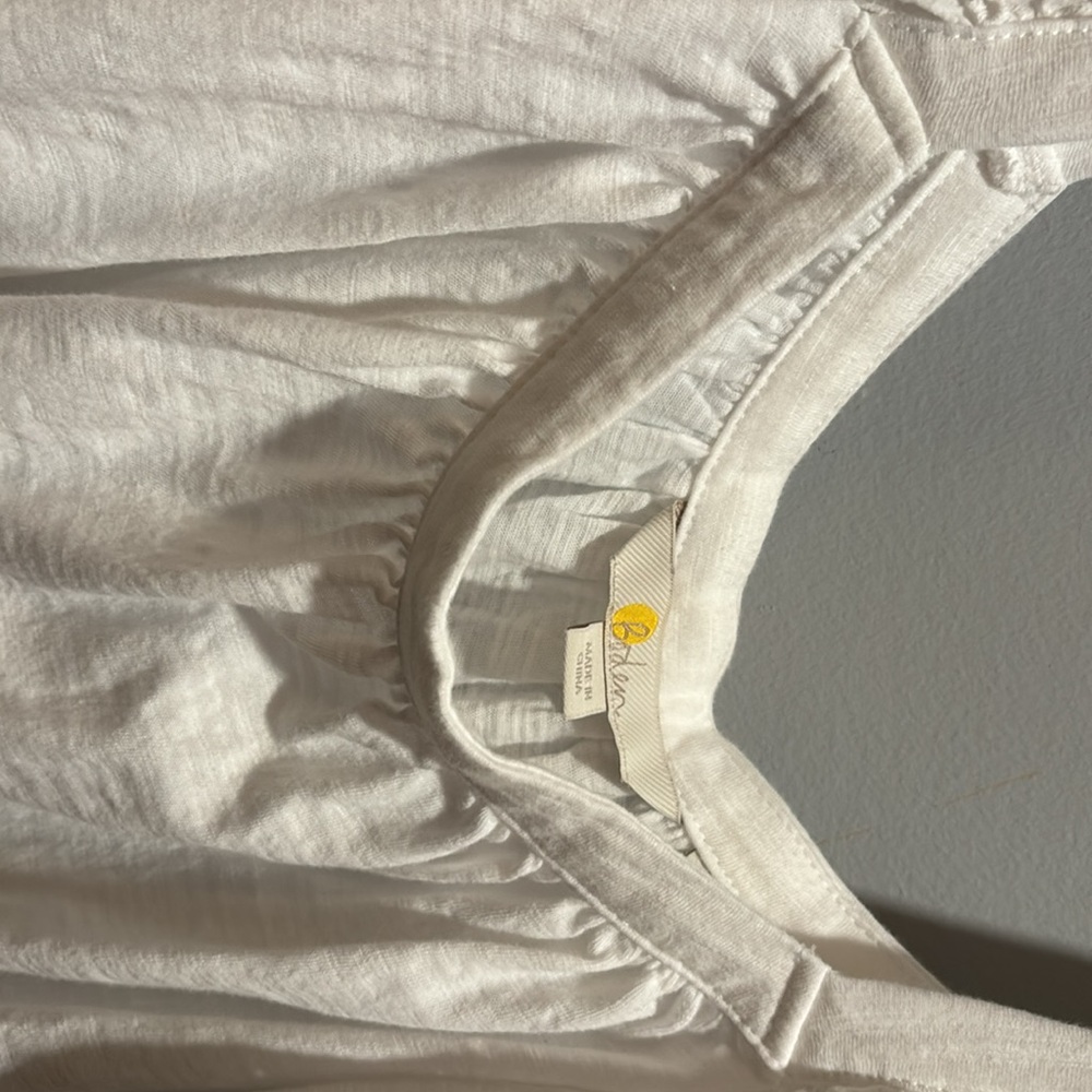 White top with eyelet sleeves - Picture 2 of 2